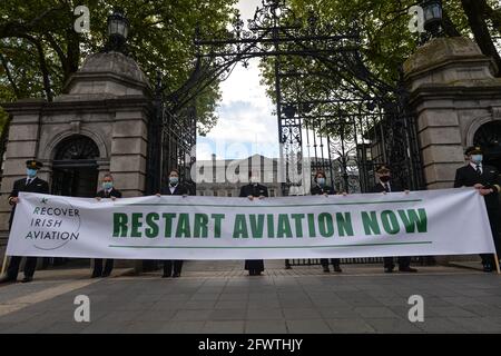 Les membres de l'Irish Air Line Pilots Association lors de leur manifestation devant le Dail à Dublin, où ils ont exhorté le gouvernement à mettre fin à son retard dans la réouverture des voyages internationaux et à introduire des tests rapides d'antigènes pour les passagers des compagnies aériennes. Date de la photo: Lundi 24 mai 2021. Banque D'Images