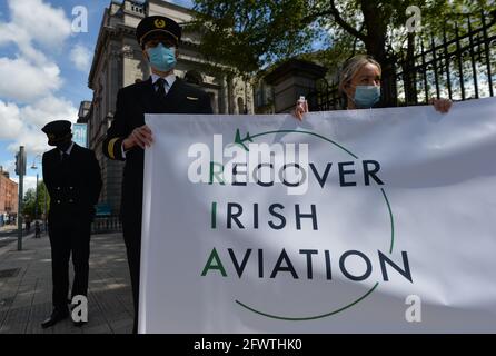 Les membres de l'Irish Air Line Pilots Association lors de leur manifestation devant le Dail à Dublin, où ils ont exhorté le gouvernement à mettre fin à son retard dans la réouverture des voyages internationaux et à introduire des tests rapides d'antigènes pour les passagers des compagnies aériennes. Date de la photo: Lundi 24 mai 2021. Banque D'Images