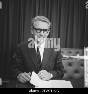 Diffusion et note de télévision dans Lower House Bakker (chef) CPN, 7 juillet 1965, Politics, pays-Bas, agence de presse du xxe siècle photo, nouvelles à retenir, documentaire, photographie historique 1945-1990, histoires visuelles, L'histoire humaine du XXe siècle, immortaliser des moments dans le temps Banque D'Images