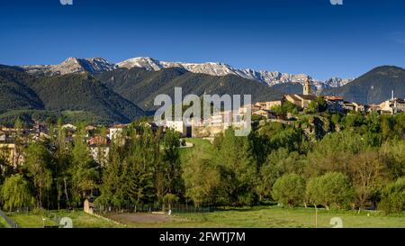 Bellver de Cerdanya vue panoramique. En arrière-plan, la chaîne de montagnes Serra del Cadí (Cerdanya, Catalogne, Espagne, Pyrénées) Banque D'Images