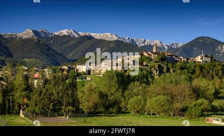 Bellver de Cerdanya vue panoramique. En arrière-plan, la chaîne de montagnes Serra del Cadí (Cerdanya, Catalogne, Espagne, Pyrénées) Banque D'Images