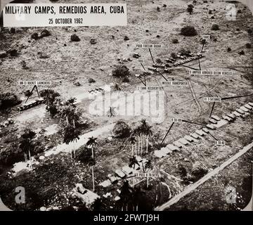 25 octobre 1962 Photographie arial de bas niveau des roquettes des conseils d'information sur la crise des missiles de Cuba du ministère de la Défense. Camps militaires, région de Remedios, Cuba. Photographie aérienne de basse altitude réalisée sur une partie du camp militaire de la région de Remedios à Cuba le 25 octobre 1962, montrant un missile DE GRENOUILLE soviétique avec un transporteur et un lanceur, des lance-roquettes de 130 mm, des fusils d'assaut SU-100, des chars T-54 et d'autres armes, véhicules et équipement associé. Banque D'Images