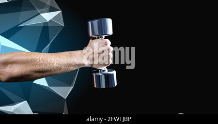 Composition de l'homme musclé s'exerçant avec des haltères sur fond noir Banque D'Images