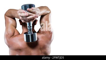 Composition de l'homme musclé s'exerçant avec des haltères sur fond blanc Banque D'Images