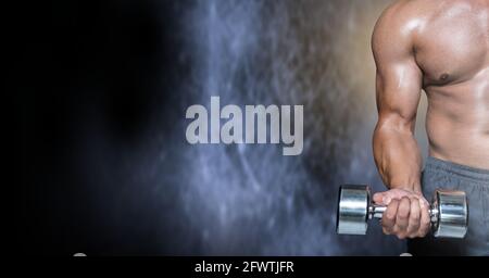 Composition de l'homme musclé s'exerçant avec des haltères sur le noir et flou blanc Banque D'Images