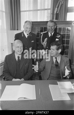 Signature de la lettre d'intention avec l'Angleterre par le secrétaire d'État Van Houwelingen (r) de la Défense et autres, 17 avril 1984, signatures, secrétaires d'État, Pays-Bas, Agence de presse du XXe siècle photo, nouvelles à retenir, documentaire, photographie historique 1945-1990, histoires visuelles, L'histoire humaine du XXe siècle, immortaliser des moments dans le temps Banque D'Images