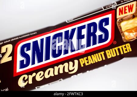 Barre de chocolat crémeuse au beurre de cacahuète Snickers Banque D'Images