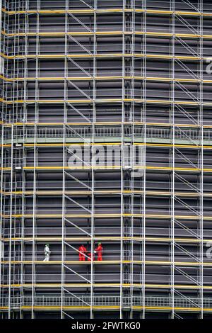 Rénovation du Gasometer Oberhausen, travaux de protection contre la corrosion, échafaudages, ouvriers travaillant sur l'échafaudage, Oberhausen, NRW, Allemagne Banque D'Images