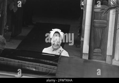 Anniversaire de mariage la princesse Margriet et Pieter van Vollenhoven à l'hôtel de ville de Baarn, 10 décembre 1966, ONDERTROW, Town Halls, Pays-Bas, Agence de presse du XXe siècle photo, nouvelles à retenir, documentaire, photographie historique 1945-1990, histoires visuelles, L'histoire humaine du XXe siècle, immortaliser des moments dans le temps Banque D'Images