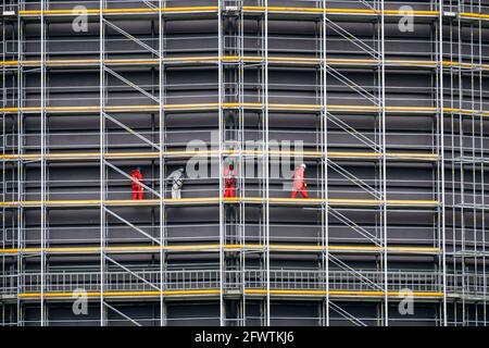 Rénovation du Gasometer Oberhausen, travaux de protection contre la corrosion, échafaudages, ouvriers travaillant sur l'échafaudage, Oberhausen, NRW, Allemagne Banque D'Images