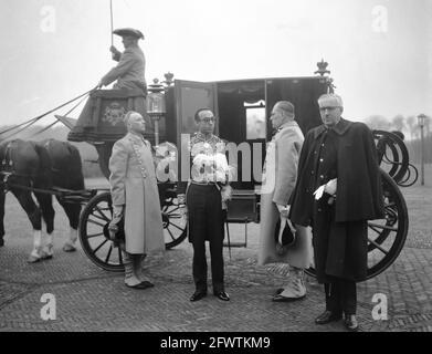 Les ambassadeurs offrent des titres de compétence à Queen. Arrivée de l'ambassadeur d'Iran, F. Adamyat à huis Ten Bosch, 28 novembre 1961, ARRIVÉES, AMBASSADEURS, Pays-Bas, Agence de presse du XXe siècle photo, nouvelles à retenir, documentaire, photographie historique 1945-1990, histoires visuelles, L'histoire humaine du XXe siècle, immortaliser des moments dans le temps Banque D'Images