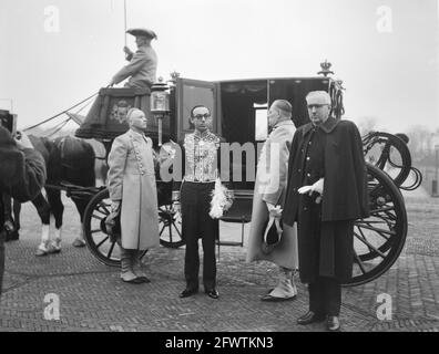 Les ambassadeurs offrent des titres de compétence à Queen. Arrivée de l'ambassadeur d'Iran, F. Adamyat à huis Ten Bosch, 28 novembre 1961, ARRIVÉES, AMBASSADEURS, Pays-Bas, Agence de presse du XXe siècle photo, nouvelles à retenir, documentaire, photographie historique 1945-1990, histoires visuelles, L'histoire humaine du XXe siècle, immortaliser des moments dans le temps Banque D'Images