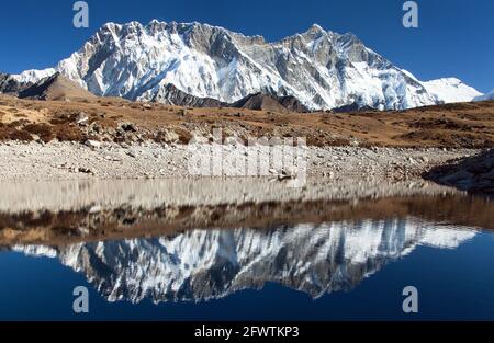 Vue panoramique de Lhotse et Nuptse face sud de roche miroir dans le petit lac, la région de l'Everest, le parc national de Sagarmatha, vallée de Khumbu, Solukhumbu, Népal Banque D'Images