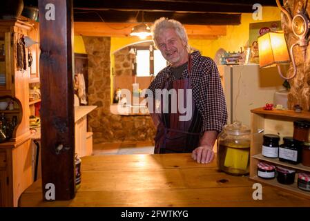 A l'intérieur du refuge Ardericó, dans la chaîne de montagnes Serra del Catllaràs. Photo du gardien du refuge : Kun (Berguedà, Catalogne, Espagne, Pyrénées) Banque D'Images