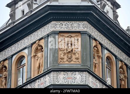 Close-up détails de décoration de la partie supérieure de l'ancienne maison no 1682 que sur coin Porici et Havlickova rues de la nouvelle ville de Prague, République tchèque. Banque D'Images