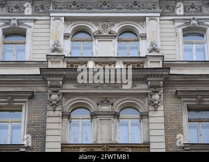 Gros plan décoration détails de la façade partie centrale de la vieille maison n° 1042 sur la rue Porici, 16 à New Town, Prague, République Tchèque. Banque D'Images