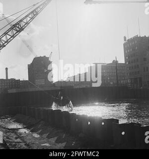 Travaux d'excavation sous-marine du métro Rotterdam, 8 février 1965, Subways, pays-Bas, agence de presse du xxe siècle photo, nouvelles à retenir, documentaire, photographie historique 1945-1990, histoires visuelles, L'histoire humaine du XXe siècle, immortaliser des moments dans le temps Banque D'Images