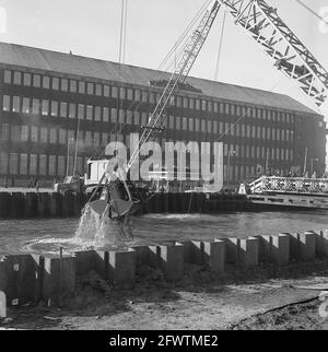 Travaux d'excavation sous-marine du métro Rotterdam, 8 février 1965, Subways, pays-Bas, agence de presse du xxe siècle photo, nouvelles à retenir, documentaire, photographie historique 1945-1990, histoires visuelles, L'histoire humaine du XXe siècle, immortaliser des moments dans le temps Banque D'Images