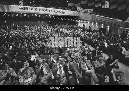 Manifestation éducative au Palais des Congrès de la Haye; vue d'ensemble de la salle et en premier plan Ministre Van Kemenade, 24 septembre 1977, EDUCATION, pays-Bas, agence de presse du xxe siècle photo, nouvelles à retenir, documentaire, photographie historique 1945-1990, histoires visuelles, L'histoire humaine du XXe siècle, immortaliser des moments dans le temps Banque D'Images