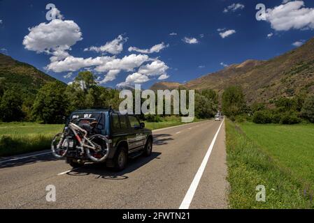 Route dans la vallée de l'Esterri d'Àneu (Pallars Sobirà, Catalogne, Espagne, Pyrénées) ESP: Carretera en el valle de Esterri d'Àneu (Pallars Sobirà, España) Banque D'Images