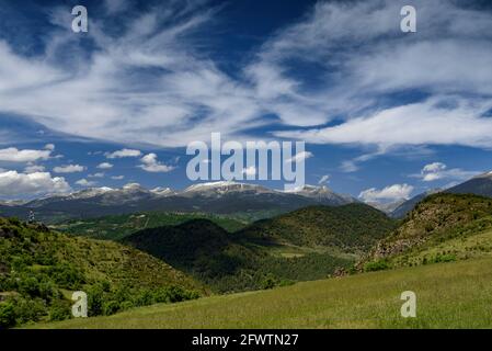 Village de Montellà et environs au printemps (Cerdanya, Catalogne, Espagne, Pyrénées) ESP: Pueblo y entornos de Montellà en primavera, Cerdanya, Cataluña Banque D'Images