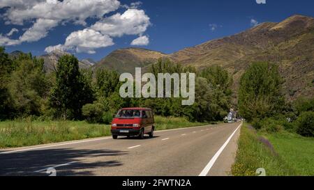 Route dans la vallée de l'Esterri d'Àneu (Pallars Sobirà, Catalogne, Espagne, Pyrénées) ESP: Carretera en el valle de Esterri d'Àneu (Pallars Sobirà, España) Banque D'Images