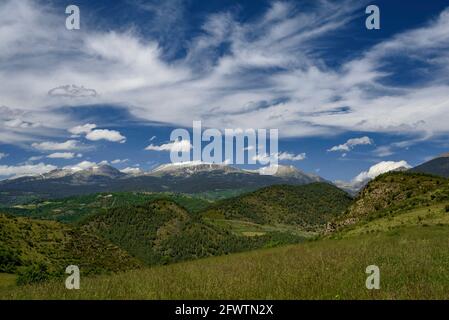 Village de Montellà et environs au printemps (Cerdanya, Catalogne, Espagne, Pyrénées) ESP: Pueblo y entornos de Montellà en primavera, Cerdanya, Cataluña Banque D'Images