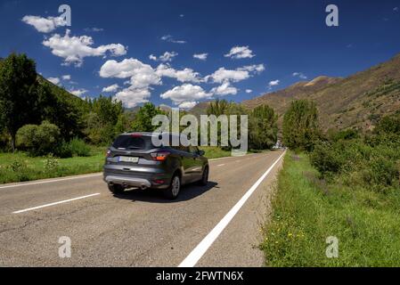 Route dans la vallée de l'Esterri d'Àneu (Pallars Sobirà, Catalogne, Espagne, Pyrénées) ESP: Carretera en el valle de Esterri d'Àneu (Pallars Sobirà, España) Banque D'Images