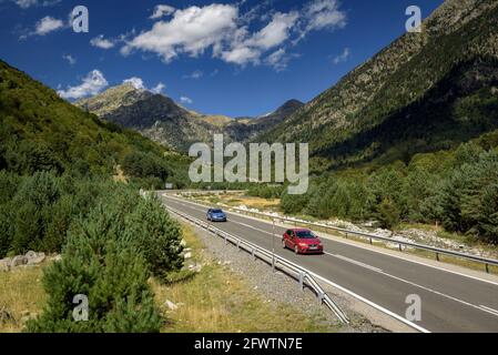 Route traversant la vallée de Barrabés, près de l'embouchure sud du tunnel de Vielha (Vallée de l'Aran, Catalogne, Espagne, Pyrénées) Banque D'Images