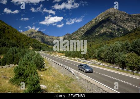 Route traversant la vallée de Barrabés, près de l'embouchure sud du tunnel de Vielha (Vallée de l'Aran, Catalogne, Espagne, Pyrénées) Banque D'Images