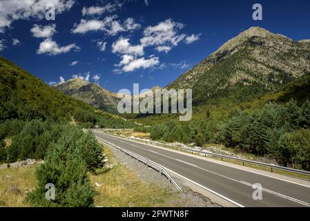 Route traversant la vallée de Barrabés, près de l'embouchure sud du tunnel de Vielha (Vallée de l'Aran, Catalogne, Espagne, Pyrénées) Banque D'Images