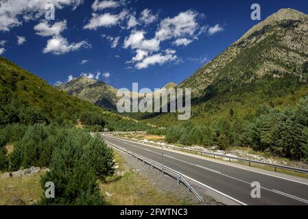 Route traversant la vallée de Barrabés, près de l'embouchure sud du tunnel de Vielha (Vallée de l'Aran, Catalogne, Espagne, Pyrénées) Banque D'Images