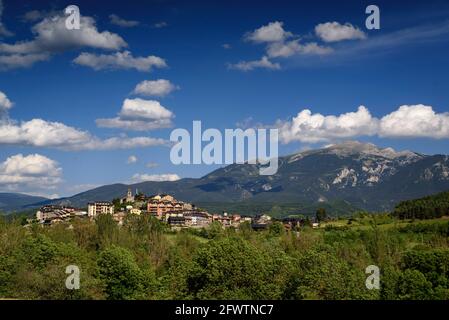 Vue panoramique du village de Bellver de Cerdanya et, en arrière-plan, du sommet de la Tosa d'Alp (Cerdanya, Catalogne, Espagne, Pyrénées) Banque D'Images