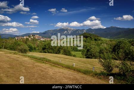 Vue panoramique du village de Bellver de Cerdanya et, en arrière-plan, du sommet de la Tosa d'Alp (Cerdanya, Catalogne, Espagne, Pyrénées) Banque D'Images