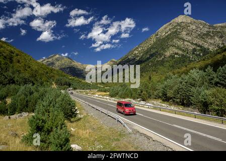 Route traversant la vallée de Barrabés, près de l'embouchure sud du tunnel de Vielha (Vallée de l'Aran, Catalogne, Espagne, Pyrénées) Banque D'Images