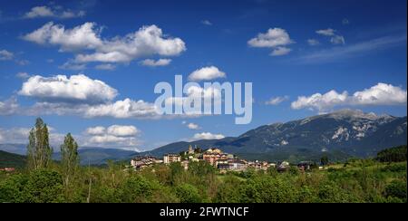 Vue panoramique du village de Bellver de Cerdanya et, en arrière-plan, du sommet de la Tosa d'Alp (Cerdanya, Catalogne, Espagne, Pyrénées) Banque D'Images