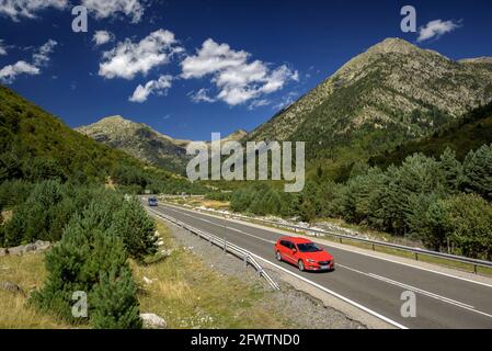 Route traversant la vallée de Barrabés, près de l'embouchure sud du tunnel de Vielha (Vallée de l'Aran, Catalogne, Espagne, Pyrénées) Banque D'Images