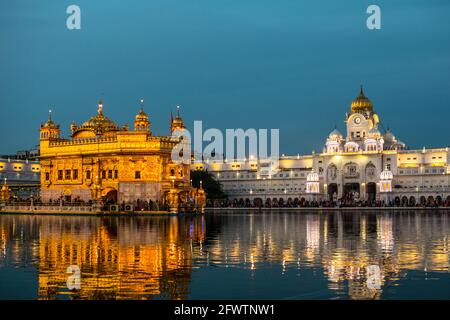 Le Temple d'Or, également connu sous le nom de Harmandir Sahib, signifiant 'temple ou maison de tout le monde' ou Darbār Sahib, signifiant 'cour exaltée', est un Gurdwara situé Banque D'Images