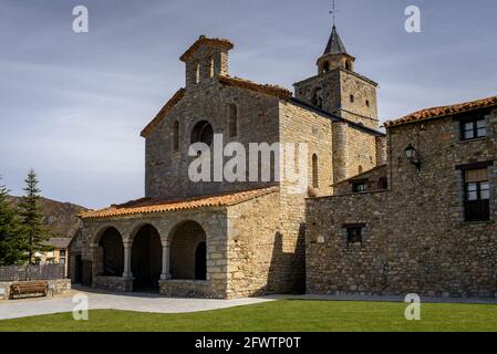 Eglise Santa Maria de Talló, au printemps (Cerdanya, Catalogne, Espagne, Pyrénées) ESP: Iglesia de Santa Maria de Talló, en primavera (Cataluña, España) Banque D'Images