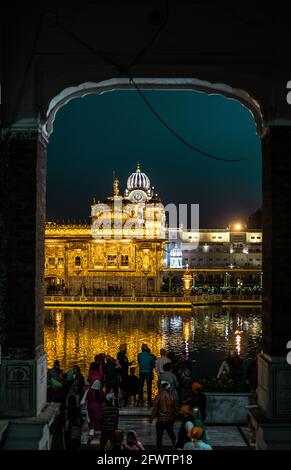 Le Temple d'Or, également connu sous le nom de Harmandir Sahib, signifiant 'temple ou maison de tout le monde' ou Darbār Sahib, signifiant 'cour exaltée', est un Gurdwara situé Banque D'Images