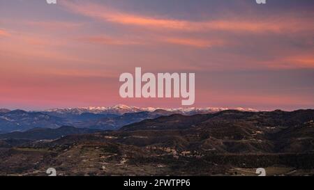 Lever du soleil dans le point de vue de Bellmunt. Vues sur les Pyrénées et le sommet Puigmal (Osona, province de Barcelone, Catalogne, Espagne, Pyrénées) Banque D'Images