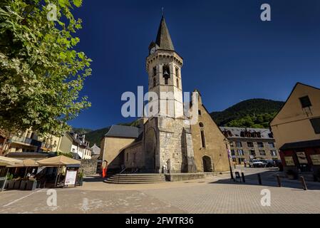 Église Sant Miquèu de Vielha en été (Vallée de l'Aran, Catalogne, Espagne, Pyrénées) ESP: Iglesia de Sant Miquèu de Vielha en verano Banque D'Images