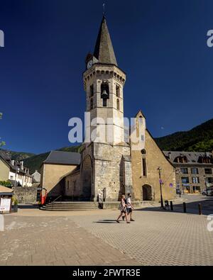 Église Sant Miquèu de Vielha en été (Vallée de l'Aran, Catalogne, Espagne, Pyrénées) ESP: Iglesia de Sant Miquèu de Vielha en verano Banque D'Images