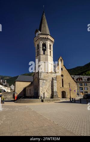 Église Sant Miquèu de Vielha en été (Vallée de l'Aran, Catalogne, Espagne, Pyrénées) ESP: Iglesia de Sant Miquèu de Vielha en verano Banque D'Images