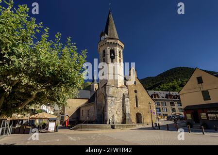 Église Sant Miquèu de Vielha en été (Vallée de l'Aran, Catalogne, Espagne, Pyrénées) ESP: Iglesia de Sant Miquèu de Vielha en verano Banque D'Images