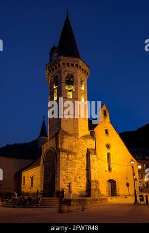 Église Sant Miquèu de Vielha en été bleu heure crépuscule (Vallée de l'Aran, Catalogne, Espagne, Pyrénées) ESP: Iglesia de Sant Miquèu de Vielha de Noche Banque D'Images