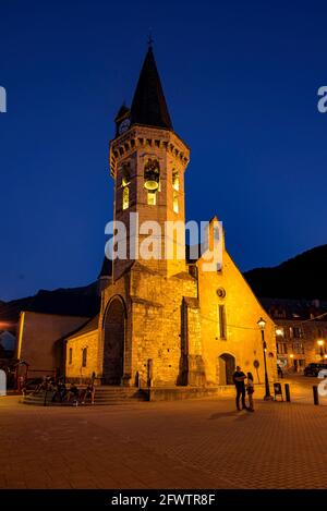 Église Sant Miquèu de Vielha en été bleu heure crépuscule (Vallée de l'Aran, Catalogne, Espagne, Pyrénées) ESP: Iglesia de Sant Miquèu de Vielha de Noche Banque D'Images