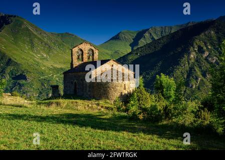 Sant Quirc de Durro Hermitage un matin d'été (Vallée de Boí, Catalogne, Espagne, Pyrénées) ESP: Ermita de Sant Quirc de Durro en el valle de Boí Banque D'Images