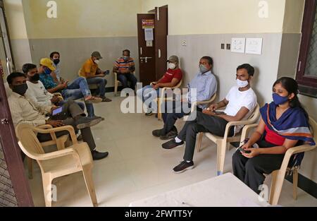 Beawar, Rajasthan, Inde, 24 mai 2021 : les jeunes bénéficiaires sont en salle d'observation après avoir reçu leur première dose de vaccin corona au centre de vaccination COVID-19 à Beawar. Crédit : Sumit Saraswat/Alay Live News Banque D'Images