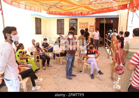 Beawar, Rajasthan, Inde, 24 mai 2021 : les personnes de plus de 18 ans attendent dans les files d'attente pour recevoir des doses de vaccin corona au centre de vaccination COVID-19 à Beawar. Crédit : Sumit Saraswat/Alay Live News Banque D'Images